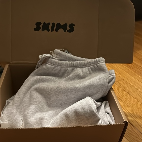 SKIMS - Cotton Fleece Jogger Sweatpant - Picture 2 of 9